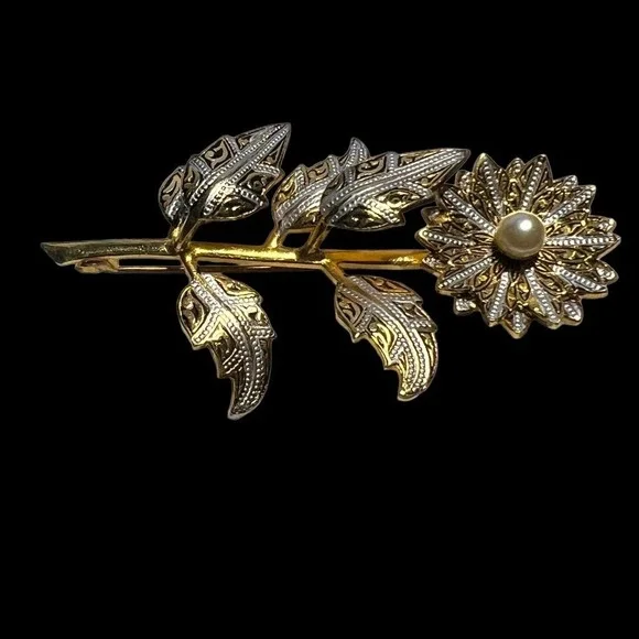 Vintage Flower Brooch Gold‎ White Enamel Accents Textured Layered Faux Pearl Pin - Picture 11 of 11